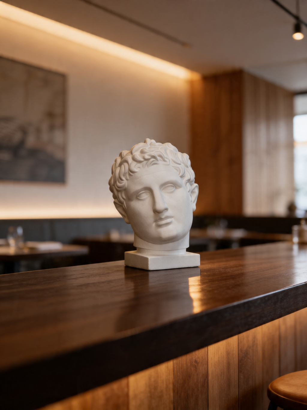 Apoxyomenos Plaster Bust Sculpture – Classical Greek Athletic Statue for Interiors & Artists
