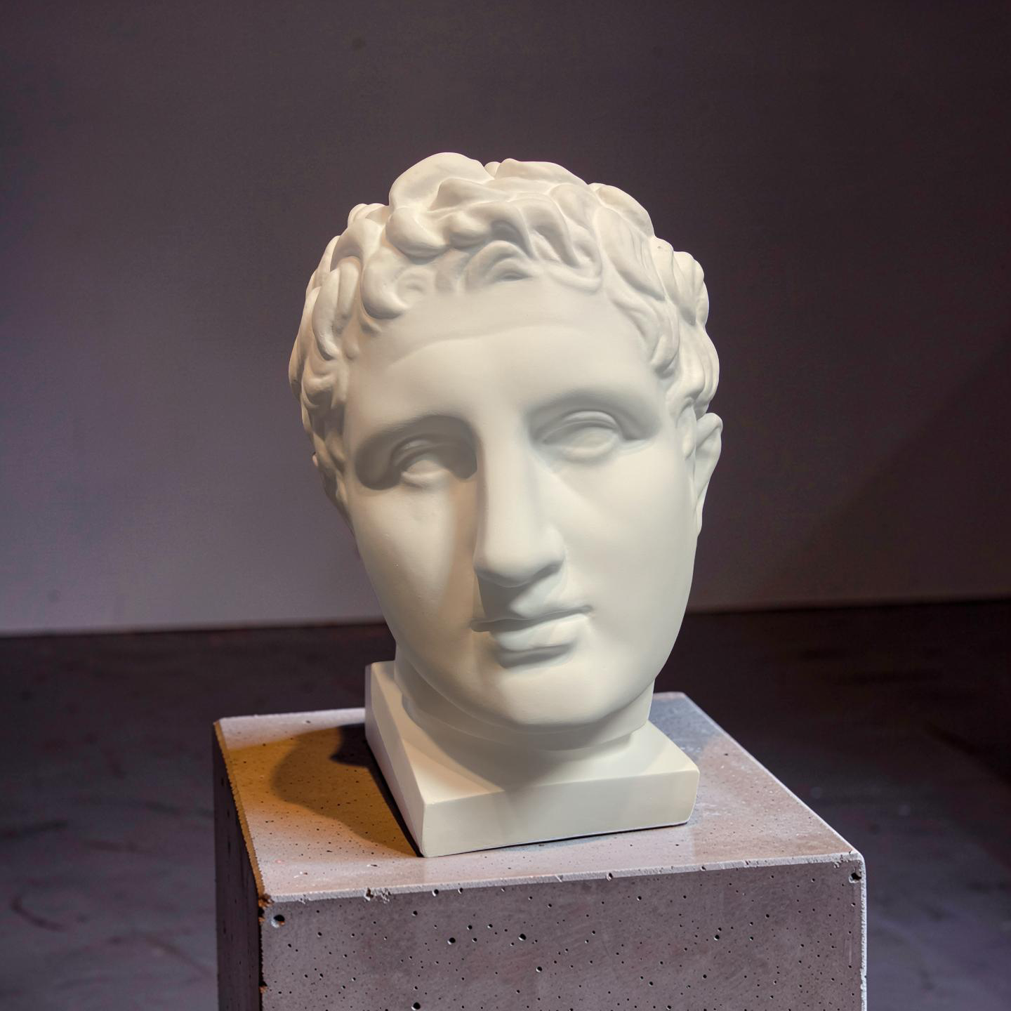 Apoxyomenos Plaster Bust Sculpture – Classical Greek Athletic Statue for Interiors & Artists