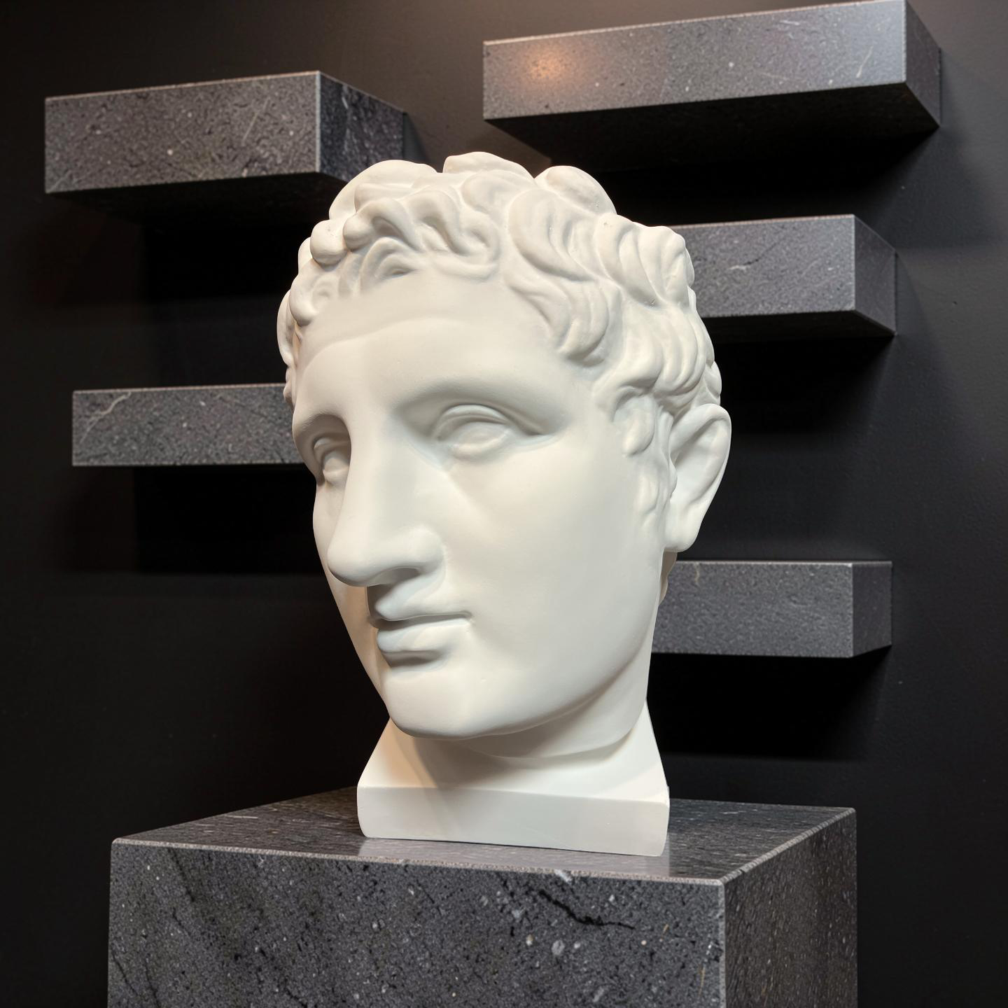 Apoxyomenos Plaster Bust Sculpture – Classical Greek Athletic Statue for Interiors & Artists