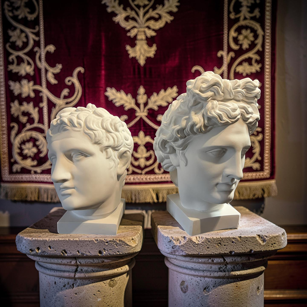 Apoxyomenos Plaster Bust Sculpture – Classical Greek Athletic Statue for Interiors & Artists